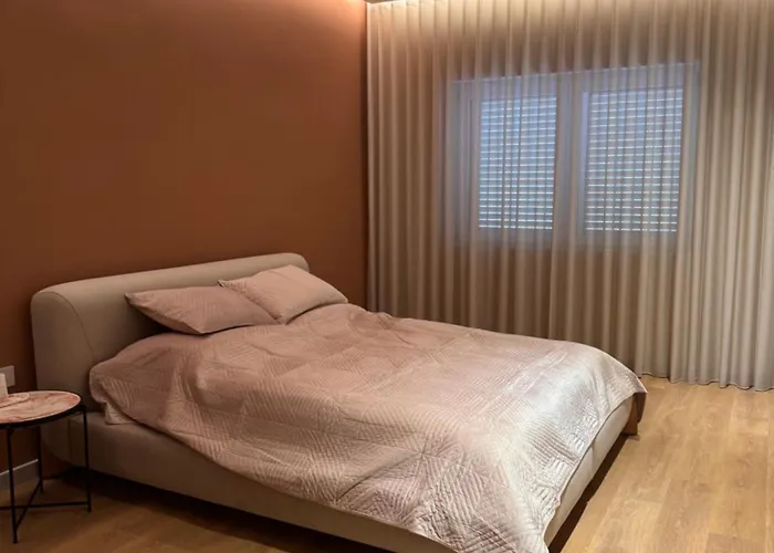 Chic With New Bazaar View ティラナ